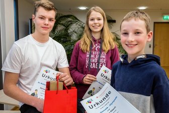 So geht Kopfrechnen: Schüler für ihre Leistungen ausgezeichnet - Barnabáš Braum vom Gymnasium Olbernhau (links), Melia Haase vom Gymnasium Zschopau und Janne Rösch vom Gymnasium Marienberg gehörten zu den Preisträgern der zweiten Stufe der Matheolympiade. 