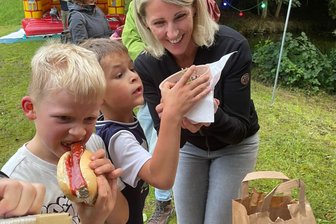 So geht Nachbarschaft: Wie in einem Vogtland-Dorf gefeiert wird - Einmal Mühlhäuser - immer Mühlhäuser: Die Weggezogene Nicole Wirth mit Sohn Jannik treffen den Mühlhäuser Ben.