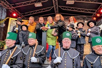 So geht Pyramidenanschieben in Freiberg: Ein Video und die schönsten Bilder zum Start des 34. Christmarktes - 