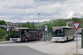 So geht‘s mit dem Shuttle-Bus zum Weltcup in Klingenthal - Zur Vogtland-Arena fahren Busse.