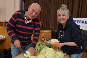 So geht Sauerkraut im Erzgebirge: Bad Schlema hat angehobelt - Stefan und Elke Schädlich aus Aue gehörten zu den Teilnehmern beim 15. Sauerkrauteinschneiden in Bad Schlema.