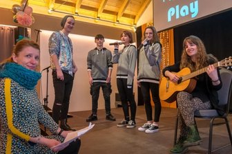 So geht Theater: Kinder proben mit einem Musicaldarsteller - Die Theaterpädagogin Asia Schreiter, der Musicaldarsteller Nick Körber (v. l.) und die Mitarbeiterin Elina Schaarschuch (r.) proben in Niederlauterstein mit einigen Kindern für den Auftritt.