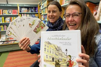 So geht Vogtländisch: Mit Fuchs Günther vom Dingdong-Valley bis zur Göltzschtalbrücke - Frisch aus der Druckerei in die Vogtländische Buchhandlung Reichenbach. Der „vuchtländische Adventskalender“ zeigt vogtländische Hingucker, die Besuch von Fuchs Günther und Moosi bekommen, dazu gibt‘s nicht ganz erstgemeinte Gedichte. Zum Mitlachen laden ein: Cartoonistin Nadja Fehr (rechts) und Buchhändlerin Kerstin Ullrich.