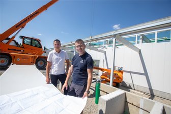 So geht Wirtschaft: Warum Kälte-Richter aus Plauen auf vogtländische Firmen setzt - Plauen, Gut Reusa, Bauherr und Auftragnehmer: Geschäftsführer Andreas Richter (links) von der gleichnamigen Kälte- und Klimatechnik-Firma sowie Volker Pippig, Chef der Stahllbau Weischlitz-Rosenberg GmbH, stimmen sich ab. Alle ziehen gemeinsam an einem Strang.