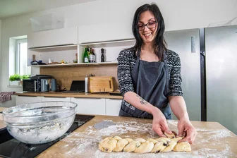 So gelingt der perfekte Osterzopf: Die besten Tipps der „Backfee“ vom Zwickauer Start-up eat.de - Susann Lasch, Back-Expertin beim Portal eat.de, bereitet in der Zwickauer Probierküche einen Osterzopf vor.