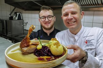 So gelingt die perfekte Weihnachtsgans: Glauchauer Chefkoch verrät seine Tricks - Chefkoch Steve Tuchscherer und Auszubildender Even John kredenzen ihre Weihnachtsgans.