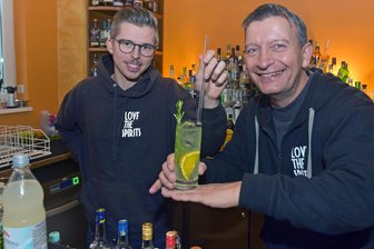So genießen Erzgebirger aus Flöha die Adventszeit: Barprofi Erdmann mixt einen speziellen Weihnachtsdrink - Christmas Lemonade - Tilo, rechts und Felix Erdmann empfehlen zur Weihnachtszeit ihre Christmas Lemonade-Rezeptur.