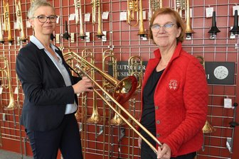So gewinnt ein Instrumentenbauer neue Arbeitskräfte - Cordula Hartrampf-Hirschberg, die Chefin der der Agentur für Arbeit Plauen (rechts) besuchte die Meisterwerkstatt für Metallblasinstrumente Jürgen Voigt in Markneukirchen, die von Inhaberin Kerstin Voigt (links) geführt wird.