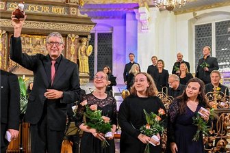So ging am Sonntag in Schwarzenberg das Musikfest Erzgebirge 2022 zu Ende: Aufbruchstimmung vor vollen Kirchenbänken - Es ist vollbracht: Intendant und Dirigent Hans-Christoph Rademann bedankte sich mit dem Dresdner Kammerchor in Schwarzenberg beim Publikum für dessen Treue zum Musikfest Erzgebirge. 