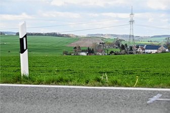 So groß wie 110 Fußballfelder: Plan für Fotovoltaik an der Straße von Hainichen nach Oederan - Blick von der Staatsstraße auf Eulendorf. Auf diesen Wiesen soll zwischen den Ortslagen Cunnersdorf und Bockendorf beiderseits der S 201 ein insgesamt 78 Hektar großer Solarpark entstehen. 