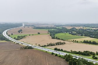 So groß wie 33 Fußballfelder: Gemeinde diskutiert über geplanten Mega-Solarpark an der A 72 - An der A 72 bei Niederdorf - vor allem rechts der Autobahn - sollen Solarmodule aufgestellt werden.