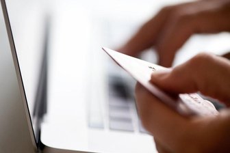 Privatverkäufer sollten Käufern nicht ihre Kreditkartendaten verraten - die Kaufabwicklung übernimmt in der Regel die Onlineplattform.