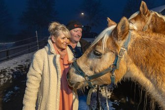 So haben die Auerbacher den Tieren vom Gnadenhof geholfen - Nadine Trommer vom Stadtmarketingverein bei einer Stippvisite im Gnadenhof Ellefeld. Dabei hat sie den Scheck über 600 Euro für Matthias Stark. Die Pferde würde es freuen, wenn das Geld zu Futter würde.