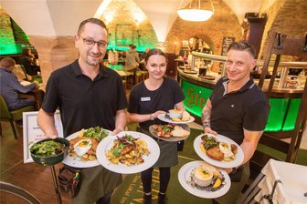 So haben sich die Preise in Plauener Restaurants seit Jahresbeginn verändert - Steffen Sick, Lisa-Marie Pöpel und Maik Pötzscher (von links) servieren im Restaurant Heinrich‘s am Altmarkt in Plauen: Das Schnitzel kostet jetzt 15,90 Euro, das Hüftsteak knapp 25 Euro.