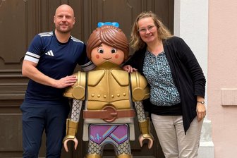 So haben Sie das Erzgebirge noch nie gesehen: Künstler baut Bergbauwelt mit Playmobil nach - Lebensgroße Playmobilfiguren hat Oliver Schaffer mit nach Schneeberg gebracht, hier mit Museumsmitarbeiterin Kerstin Schwertner.