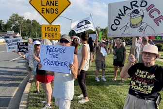 So hart greift die US-Migrantenpolizei durch - Protest für den Prediger: Rund 300 Menschen halten an der Ausfallstraße von Easton Plakate hoch. Die Autofahrer hupen.
