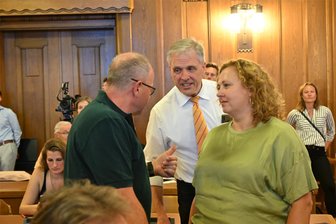 So hat Chemnitz gewählt: CDU verteidigt alle drei Direktmandate gegen die AfD – auch bei den Zweitstimmen liegt die CDU vorn - Peter Patt (Mitte) ist Direktkandidat im Wahlkreis Chemnitz 1. Nach Auszählung von gut der Hälfte der Wahlbezirke hat er die Nase vor dem AfD-Kandidaten.