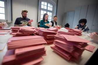 So hat das Vogtland gewählt: AfD-Kandidat Mathias Weiser liegt in allen Kommunen vorn - So wie im Plauener Rathaus begannen am Wahlabend freiwillige Helfer mit dem Auszählen der Stimmen.
