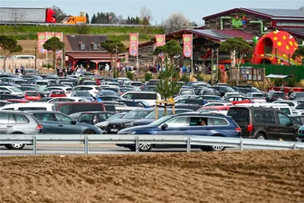 So hat sich Karls Erlebnisdorf in Döbeln auf die Sommerferien vorbereitet - Die Parkplatzsuche soll bei Karls Erlebnisdorf Döbeln, hier die Situation am Karfreitag, dank mehr Parkplätzen einfacher werden.