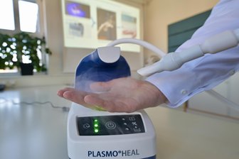 So heilen Wunden schneller: Forscher aus Zwickau machen Hoffnung auf neue Behandlungsmethode - Kühler Nebel mit heilender Wirkung: An einer neuen Technologie mit Kaltplasma haben Forscher der Westsächsischen Hochschule Zwickau mitgearbeitet.