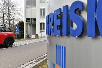 So heißen die im Oktober 2023 in Freiberg geborenen Babys - Im Haupteingangsbereich des Kreiskrankenhauses Freiberg gibt es einen Sonderparkplatz für werdende Mütter.