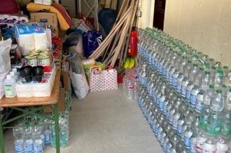 So helfen Feuerwehrleute aus dem Erzgebirge in Südmähren - Wasser sowie Hygieneartikel gingen mit im ersten Transport.