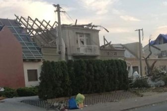 So helfen Feuerwehrleute nach dem Tornado in Tschechien: Schnell, konkret und grenzenlos - Mehr als 600 Häuser in sieben Dörfer der Region Südmähren, wie hier in Breclav, wurden zerstört. 