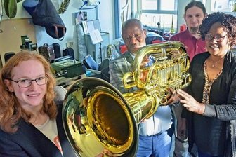 So hilft Chemnitz in Uganda - Anna Kroning (vorn) und Ehemann Bernhard begrüßen afrikanische Gäste in ihrer Instrumentenbau-Werkstatt Chemnitz. Bürgermeister Cassim Namugali aus Mbale und Amtskollegin Florence Namayanja aus Masuka, informierten sich über das Hilfsprojekt der Sachsen, die gemeinsam mit Vereinsfreunden eine Initiative in dem ostafrikanischen Land unterstützen. 