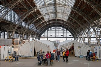 So hilft Leipzig: Vor welchen Herausforderungen jetzt ganz Sachsen bei der Aufnahme von Flüchtlingen steht - Ein Zeltlager im Hauptbahnhof. Hier werden die Menschen aus der Ukraine von ehrenamtlichen Helfern empfangen und betreut.