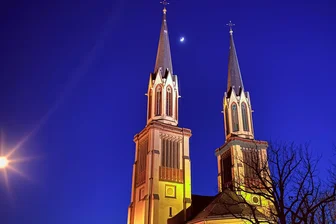 So hoch wie die Oelsnitzer Kirchtürme: Sorgt eine Riesenbratwurst bald für Aufmerksamkeit? - Für Sanierung und Erhalt der Stadtkirche St. Jakobi in Oelsnitz sind ab Mai monatliche Veranstaltungen geplant.