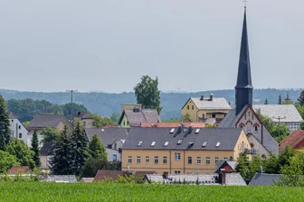 So hoch wird die Grundsteuer für die Bürger: Welche Gemeinden in Sachsen ihre Hebesätze am stärksten anpassen müssten - Dennheritz im Landkreis Zwickau ist eine der Gemeinden, die ihre Grundsteuer-Hebesätze besonders deutlich senken müssten, damit es nicht teurer wird.