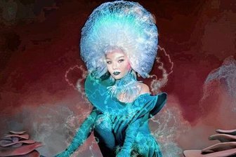 So ist das neue Album des isländischen Gesamtkunstwerks Björk: Jenseits des Pop - Leben unter Pilzen: Björk auf dem Cover ihres neuen Albums "Fossora".