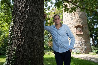 So ist der neue Roman „Die Projektoren“ von Clemens Meyer: Eine moderne Interpretation des Wilden Westens in Sachsen - Schriftsteller Clemens Meyer im Leipziger Güntz-Park. Der Ort gehörte einst zur Irren-Hilfs-, Heil- und Pflegeanstalt des Dr. Güntz und spielt in seinem neuen Roman „Die Projektoren“ eine Rolle. Auf rund 1000 Seiten nimmt Meyer seine Leserinnen und Leser mit in die deutsche und europäische Vergangenheit und Gegenwart.