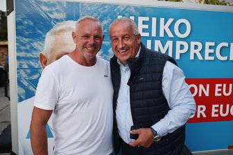 So ist die Landtagswahl im Landkreis Zwickau gelaufen: Enges Rennen in allen Wahlkreisen - Sieger unter sich: Heiko Gumprecht (links) und Mike Moncsek grinsten bei der AfD-Wahlparty in Crimmitschau um die Wette. Beide Politiker haben ihre Wahlkreise gewonnen.