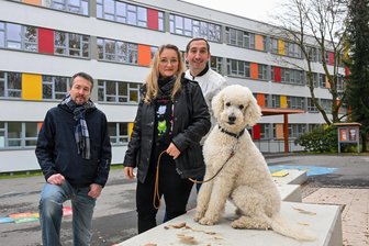 So kämpft eine Chemnitzer Schule um ihre Zukunft - Sehen in Chemnitz „ihre“ Schule auf einem guten Weg: Schulleiterin Silvia Thiel-Meyer mit Schulhund Cali, Elternvertreter Enrico Nestler (links) und Hortleiter Marcel Otto vor der Grundschule „Am Stadtpark“ im Stadtteil Helbersdorf.