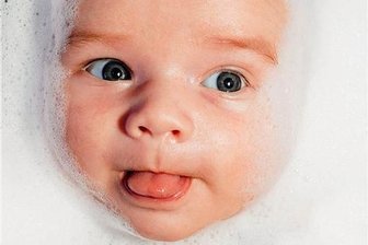 So klappt Babybaden ohne Schreien - Baden im Badeeimer macht Spaß. Da kann es für die Kleinen oft nicht lange genug gehen.