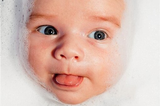So klappt Babybaden ohne Schreien - Baden im Badeeimer macht Spaß. Da kann es für die Kleinen oft nicht lange genug gehen. 