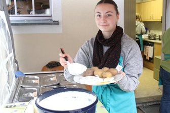 So klappt es mit dem Kartoffelanbau sogar im Eimer: Tipps vom Kartoffeltag in Gahlenz - Der Renner: Ida Nitzsche (Foto) servierte beim Kartoffeltag im Gahlenzer Dorfmuseum am Imbiss verschiedene Kartoffelsorten mit Kräuterquark und Öl.