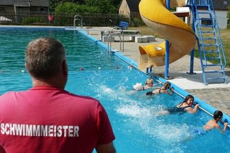 So klappt es mit dem Seepferdchen - "Und jetzt kräftig die Beine bewegen!" Schwimmmeister Frank Morgenstern übt mit den Grundschülern für das Seepferdchen.