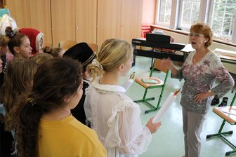 So klingt der Weihnachtszauber im Erzgebirge - Jeden Freitag üben die jungen Sänger in der Grundschule Johanngeorgenstadt mit Rosmarie Hennig (r.).