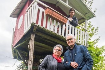 So können Sie abstimmen - Familie Müller-Dix: Großvater Siegfried Dix (vorn, mit seiner Frau Birgit) hat im Garten seiner Tochter in Aue vor zwölf Jahren ein Baumhaus für den Enkel Salomo gebaut. Für den heute 16-Jährigen mutete alles "wie eine Kapitänskajüte" an.