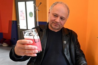 So könnte ein einstiger Kult-Radiomoderator aus Chemnitz der Weltmeister aller Bier-Feinschmecker werden - Taugt das? Karsten Zinsik begutachtet ein alkoholfreies Milchshake-Fruchtsauerbier der litauischen Craft-Brauerei Genys mit Himbeer- und Minzearomen.