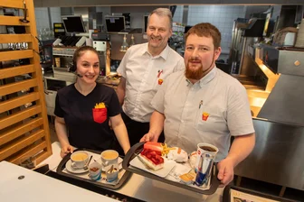 So kommen Ausländer schnell in Arbeit: Beispiel aus Plauen soll Schule machen - Bei McDonald’s in Plauen sind Mitarbeiter vieler Nationen beschäftigt, so auch Loredana Coniuc. Restaurantleiter Uwe Seyfarth (Mitte) und der Ausländerbeauftragte Christian Schreier helfen, wenn es Probleme gibt.