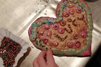So kommen die Bio-Glasuren auf Lebkuchenherzen in der Wildpflanzenwerkstatt in Oederan - In der Wildpflanzenwerkstatt in Oederan werden am Wochenende Lebkuchenherzen verziert.