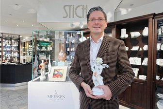 So kommt der Stadtgutschein bei den Zwickauern an - Lars Enke, Inhaber des Porzellanfachgeschäfts Stich, mit einem Engel aus der Meissner Manufaktur. Besitzer von Stadtgutscheinen setzen diese im Geschäft hingegen gern für die kleinen Engel der Firma Wendt & Kühn ein.