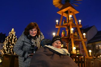 So kommt Lucas dem Lichterglanz näher - Weihnachtsspaziergang: Janet Franz und Sohn Lucas auf dem Markt in Mittweida.