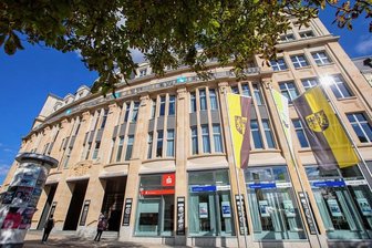 So krempelt der neue Landrat des Vogtlandkreises sein Amt um - Hinter dieser Fassade tut sich etwas. Der am Donnerstag vereidigte neue Landrat Thomas Hennig (CDU) forciert den Umbau der Kreisbehörde und verspricht Bürgernähe und Transparenz.