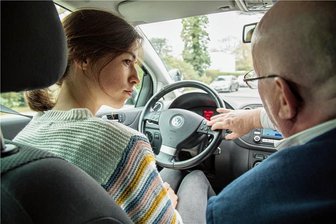So lässt sich beim Führerschein sparen - Ein guter Fahrlehrer erklärt verständlich und geduldig. 