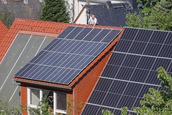 So läuft Chemnitz' älteste Solaranlage - Seit 1992 in Betrieb: Die Module auf der Dachgaube an Gerd Winklers Eigenheim gehören zu den ältesten Solaranlagen in Sachsen. Später hat er das komplette Dach mit Solarthermie (links) und Fotovoltaik bestückt. 
