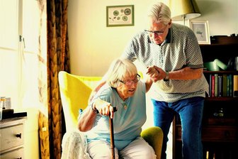 So läuft der Antrag auf einen Pflegegrad - Im Alter brauchen viele Hilfe.